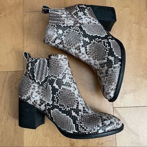 Blondo Weatherproof Snake print Booties, Sz 8